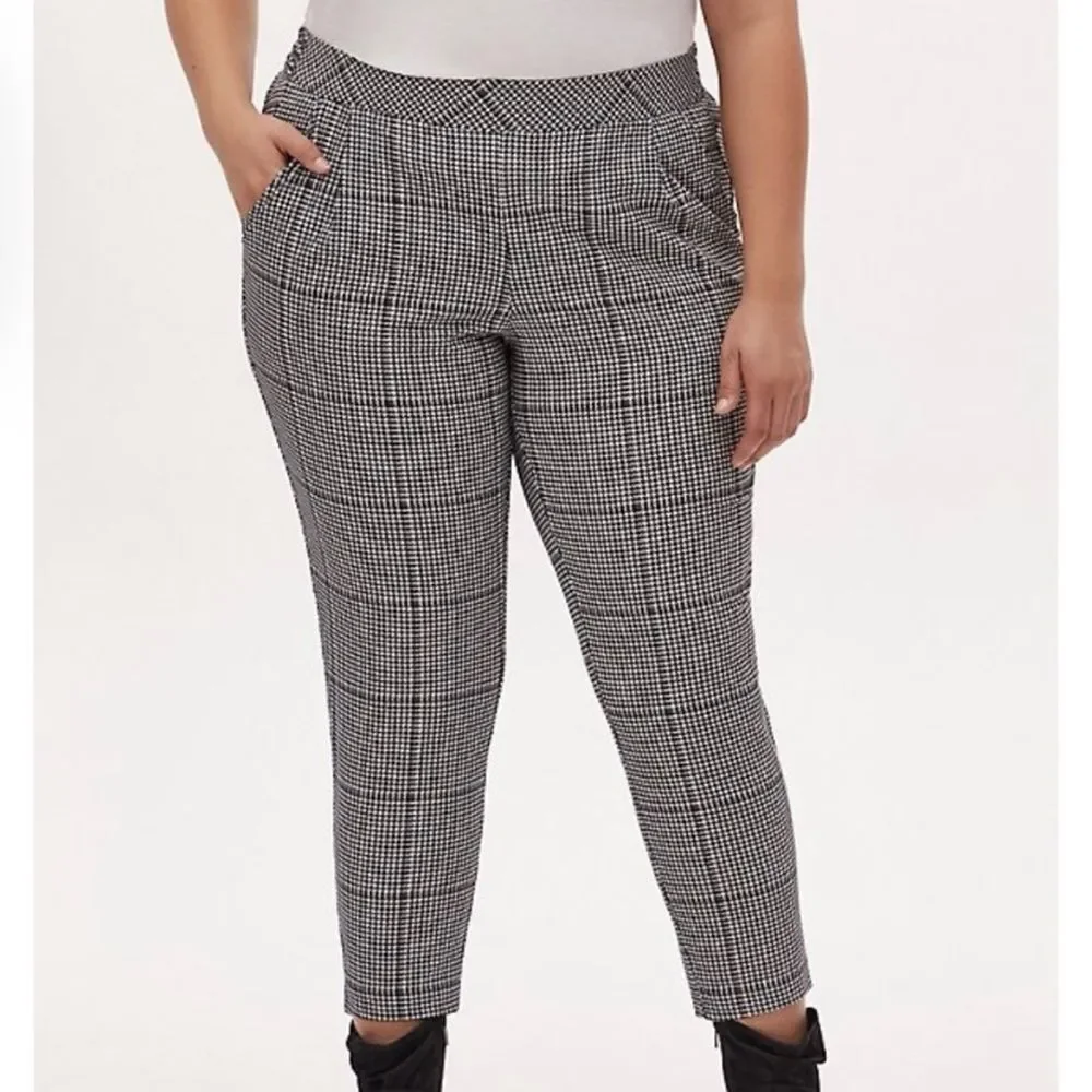 Torrid Black & White Houndstooth Plaid PullOn Stretch Crepe Tapered Pant Size 1X